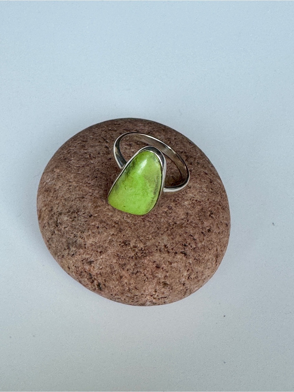 RARE Gaspeite Sterling Silver Ring - 6.75 - Picture 3 of 4
